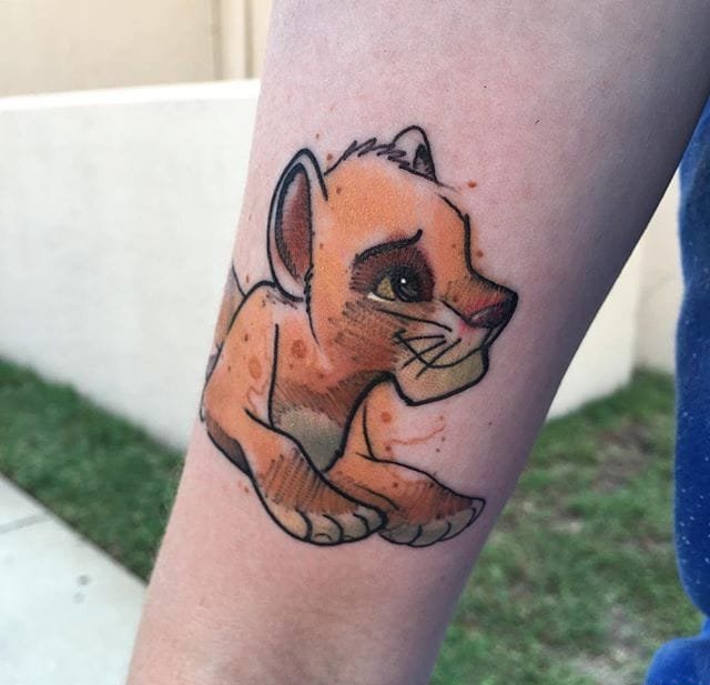 大腿上的狮子王和野猪的纹身图案