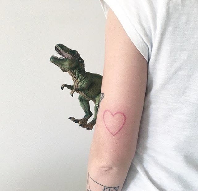 粉色线条人物纹身图案