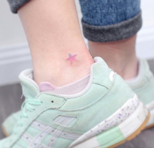 粉色线条人物纹身图案