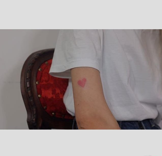 粉色线条人物纹身图案