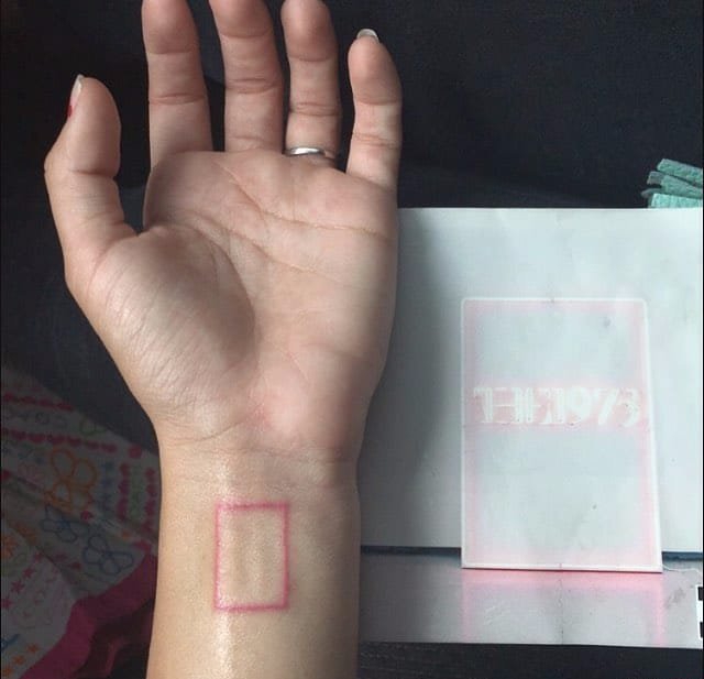 粉色线条人物纹身图案