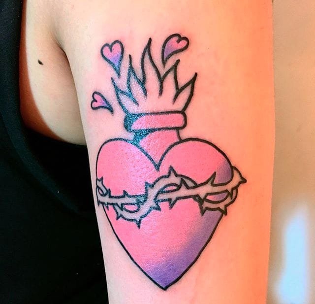 粉色线条人物纹身图案