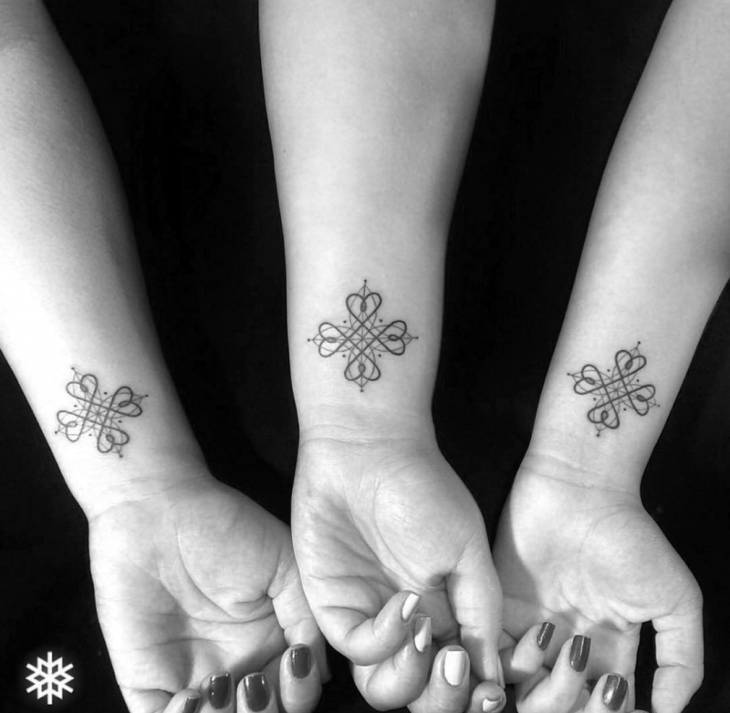 很棒的几何线条纹身和狗点刺纹身图案