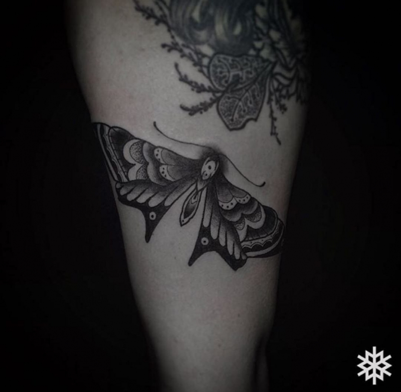 很棒的几何线条纹身和狗点刺纹身图案