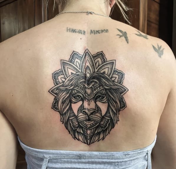 女人手大臂膀上的曼陀罗纹身图案