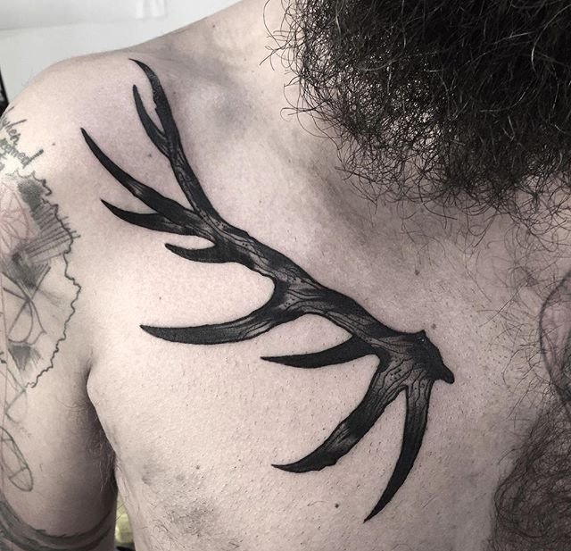 大腿上的黑色狼头纹身图案