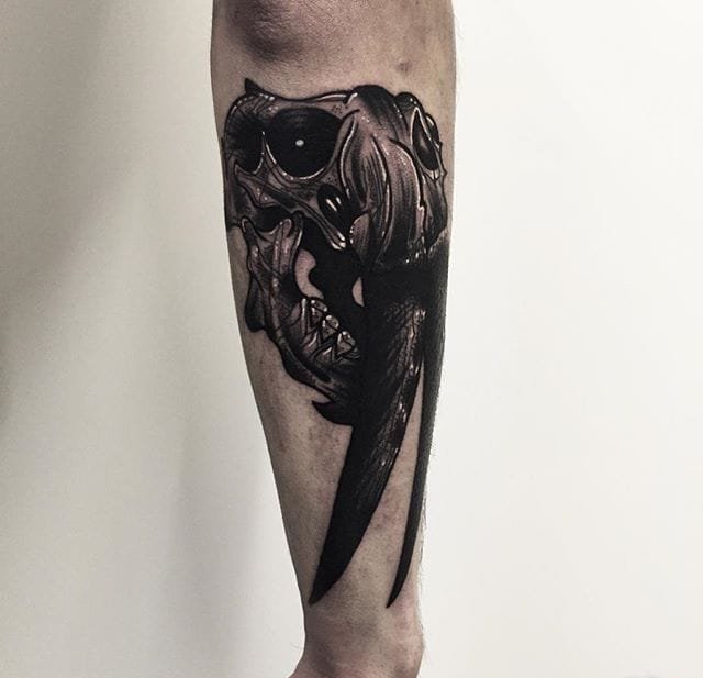 大腿上的黑色狼头纹身图案