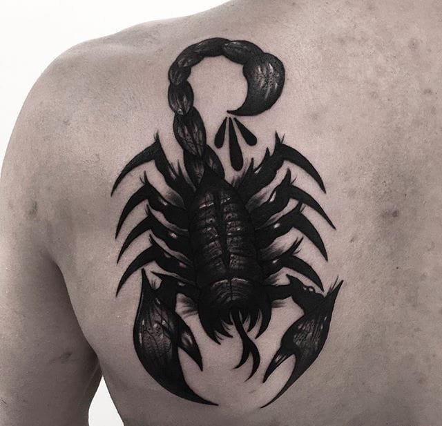 大腿上的黑色狼头纹身图案