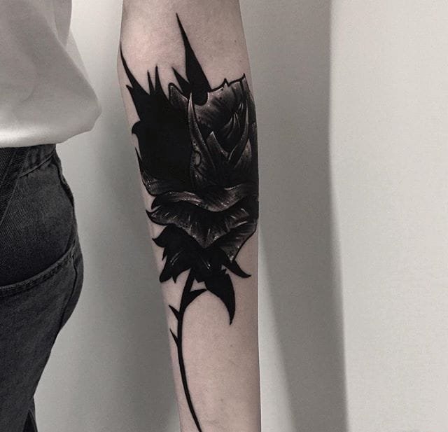 大腿上的黑色狼头纹身图案