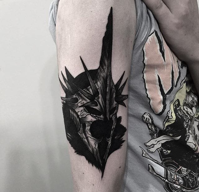 大腿上的黑色狼头纹身图案