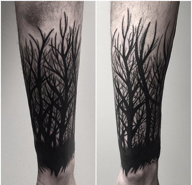 大腿上的黑色狼头纹身图案