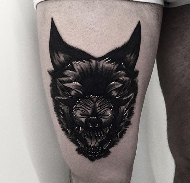 大腿上的黑色狼头纹身图案