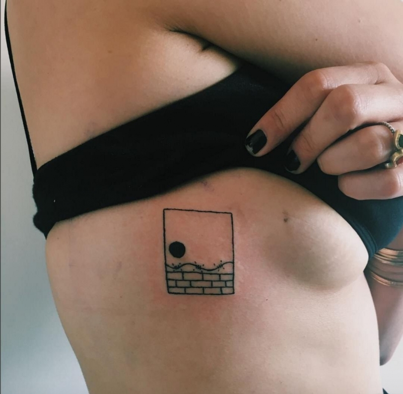 黑色线条组成一个拿个烟的女人纹身