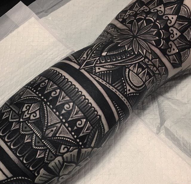 花臂手环黑色曼陀罗花纹身