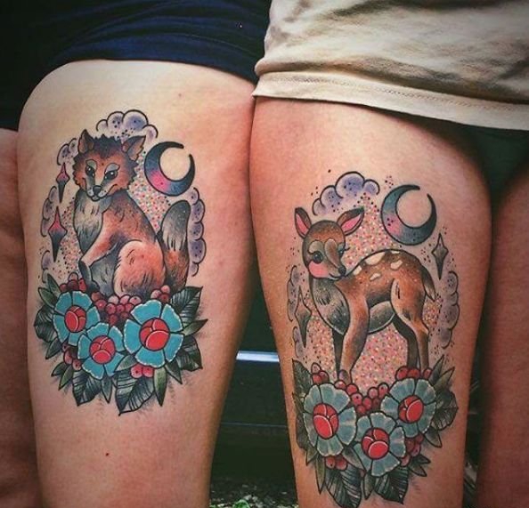 恋人侧肋上的日月纹身图案