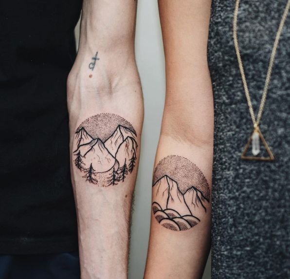 恋人侧肋上的日月纹身图案