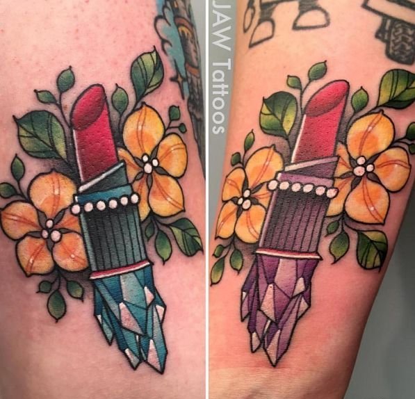 恋人侧肋上的日月纹身图案