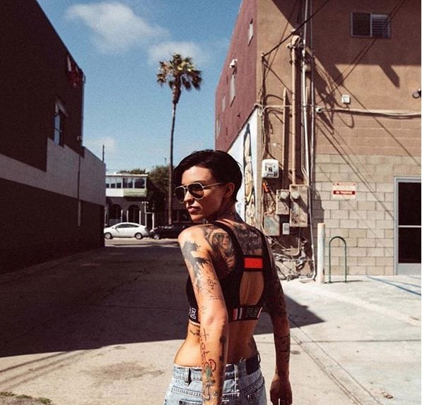 夏日里性感美女和她们身上的纹身