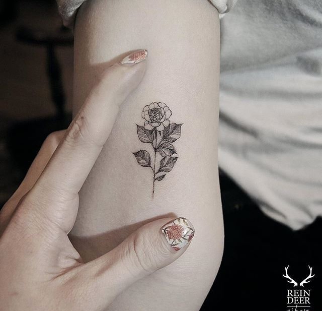 后肩上的花月亮纹身图案