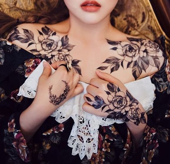 后肩上的花月亮纹身图案