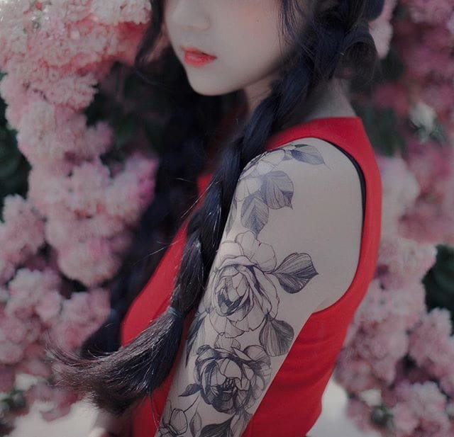 后肩上的花月亮纹身图案