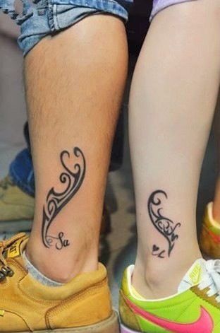 恋人脚踝上可爱的小猫和文字纹身图案