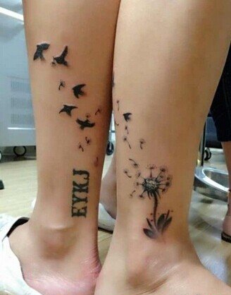 恋人脚踝上可爱的小猫和文字纹身图案