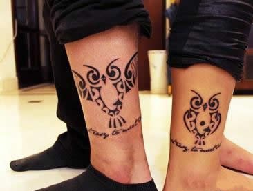 恋人脚踝上可爱的小猫和文字纹身图案