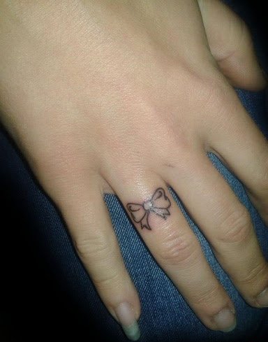 绸缎蝴蝶结纹身图案