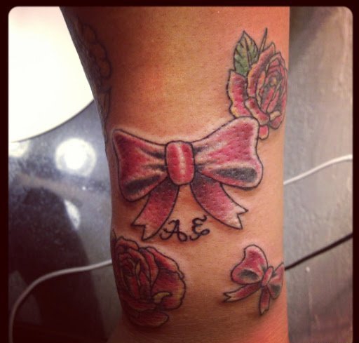 绸缎蝴蝶结纹身图案