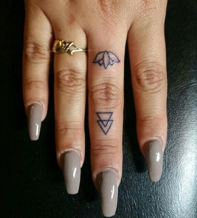 情侣手指关节上的英文先生女士文字纹身