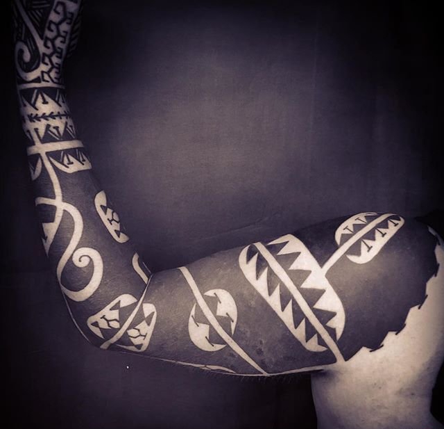 大胆的黑色风格部落图腾纹身图案