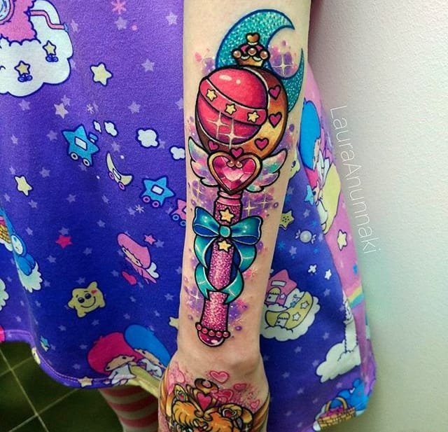 大腿上精美的红花的魔杖纹身图案