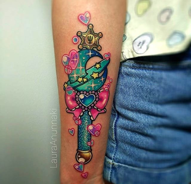 大腿上精美的红花的魔杖纹身图案