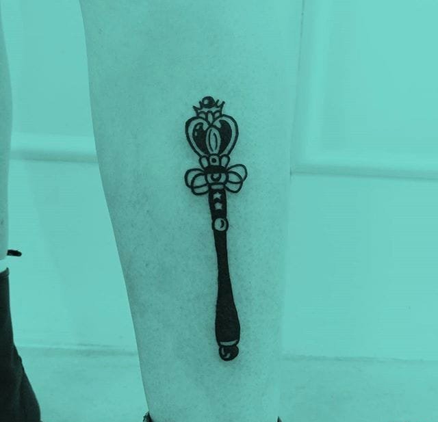 大腿上精美的红花的魔杖纹身图案