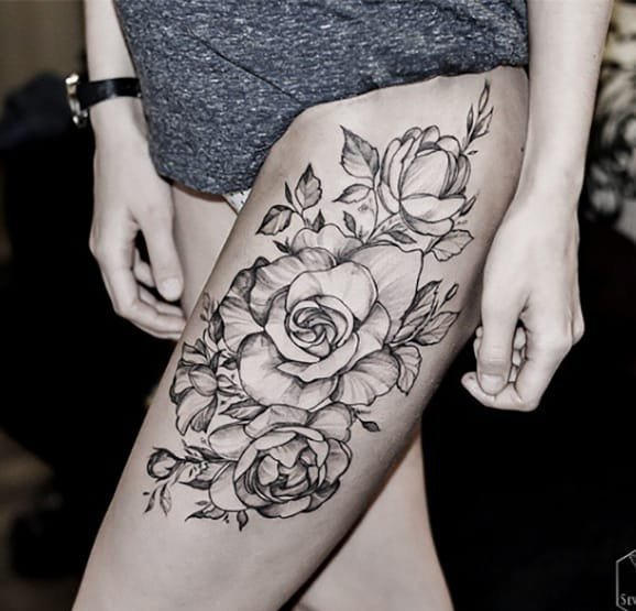 美女背上的鹿纹身和花朵纹身图案