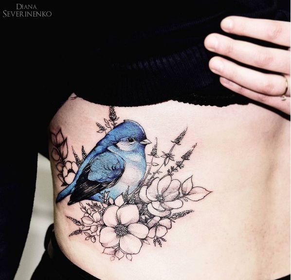 美女背上的鹿纹身和花朵纹身图案