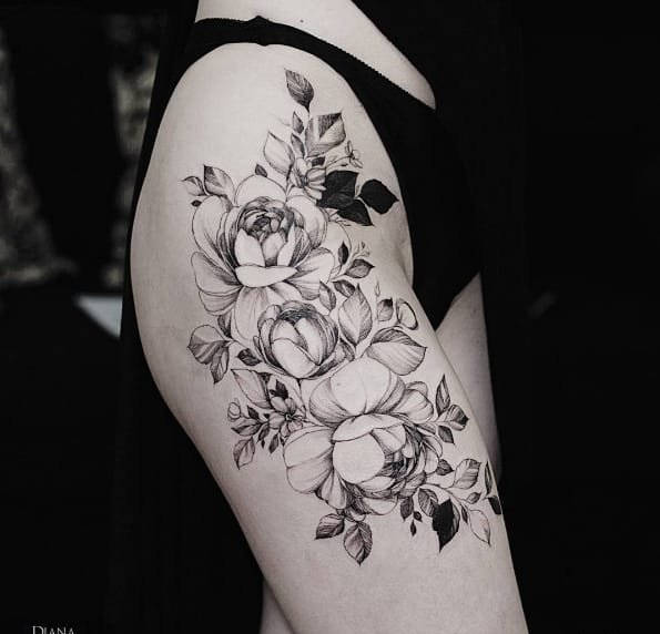 美女背上的鹿纹身和花朵纹身图案