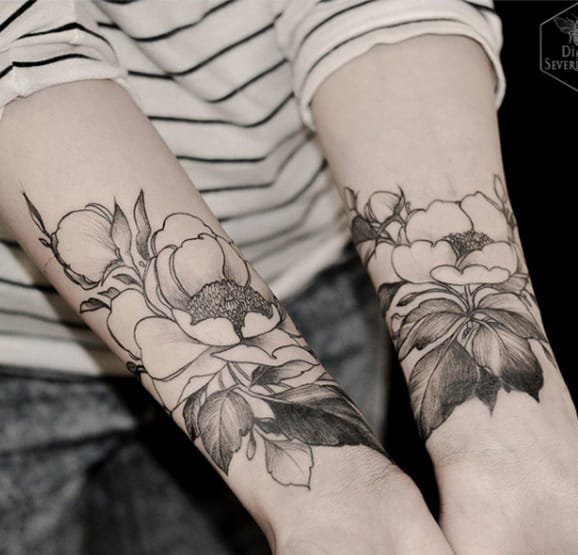 美女背上的鹿纹身和花朵纹身图案