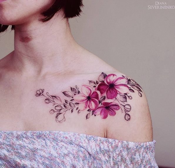 美女背上的鹿纹身和花朵纹身图案