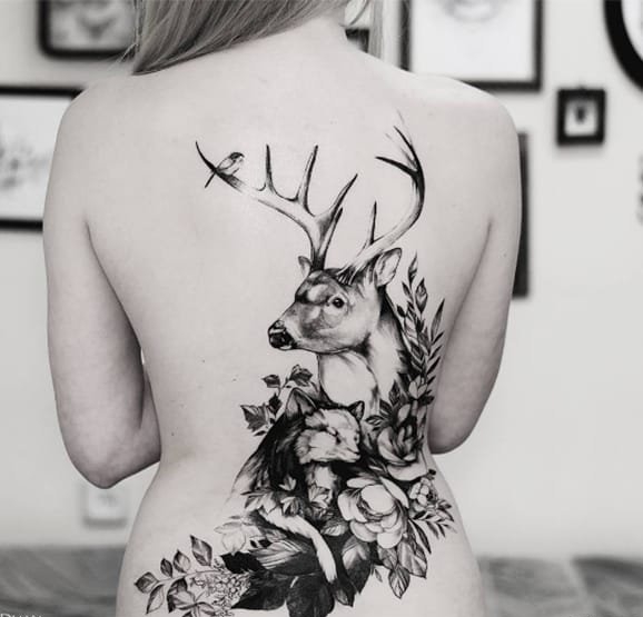 美女背上的鹿纹身和花朵纹身图案