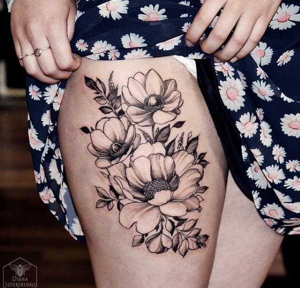 美女背上的鹿纹身和花朵纹身图案