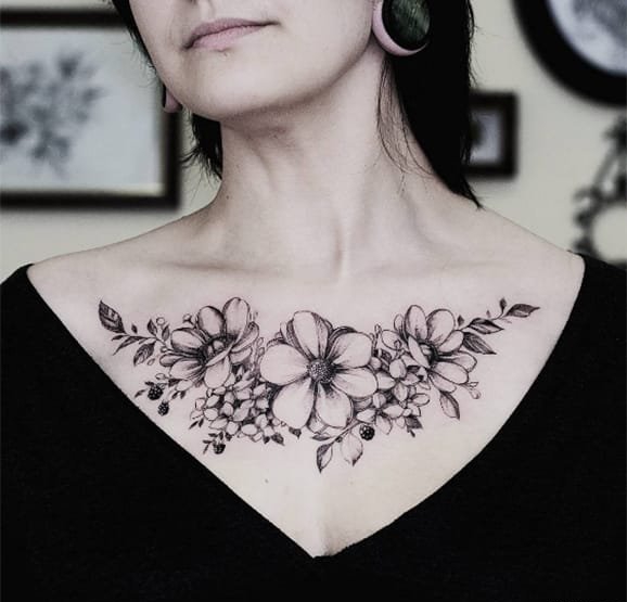 美女背上的鹿纹身和花朵纹身图案