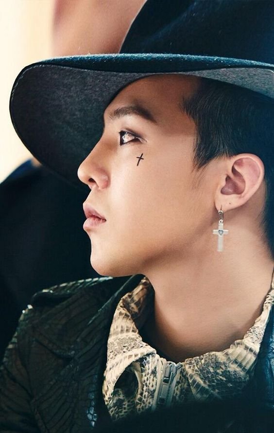 权志龙后颈上的天使图案纹身