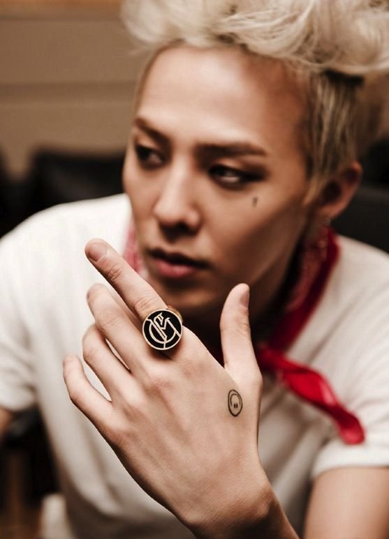 权志龙后颈上的天使图案纹身