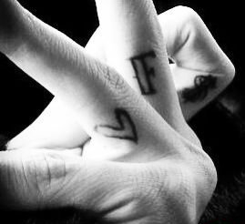 权志龙后颈上的天使图案纹身