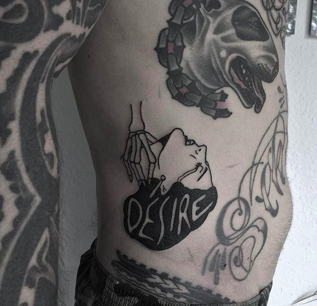 脖子上的纯黑色玫瑰花纹身图案