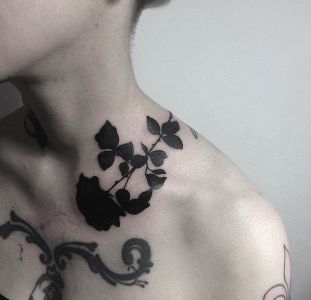 脖子上的纯黑色玫瑰花纹身图案