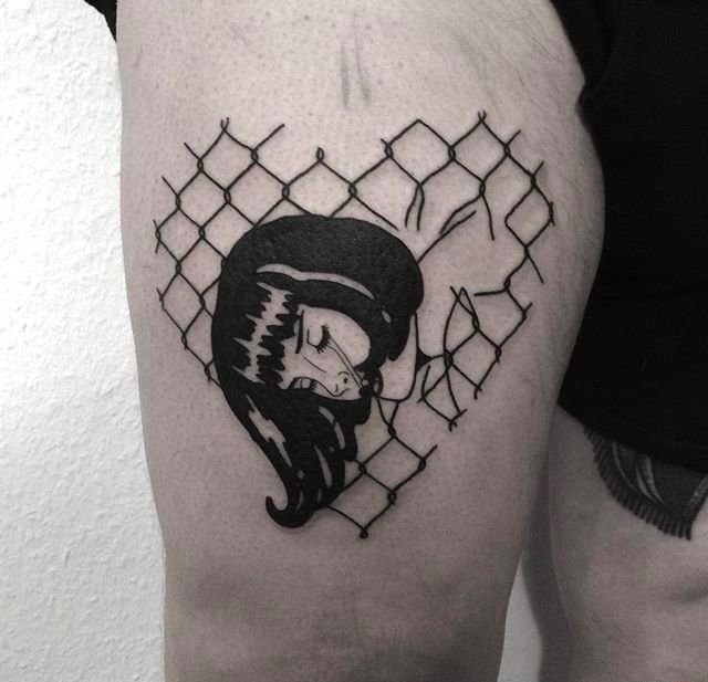 脖子上的纯黑色玫瑰花纹身图案