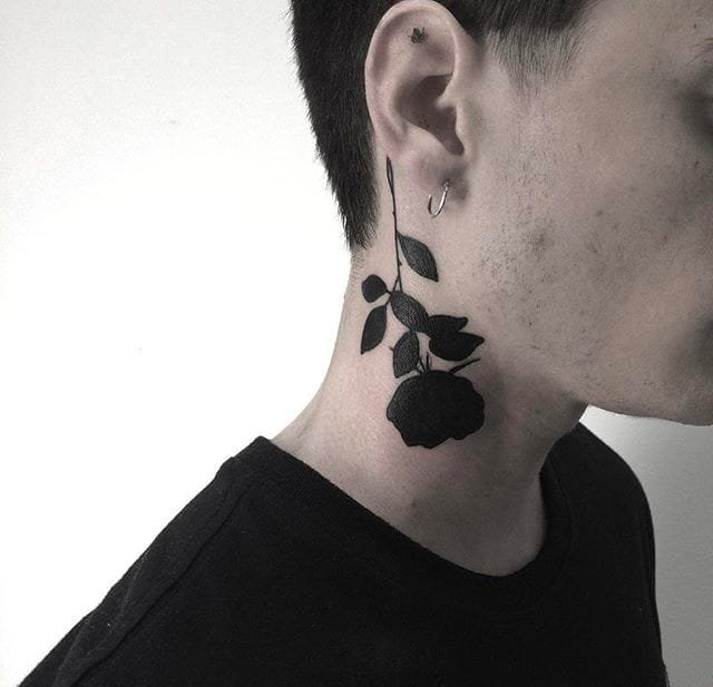 脖子上的纯黑色玫瑰花纹身图案